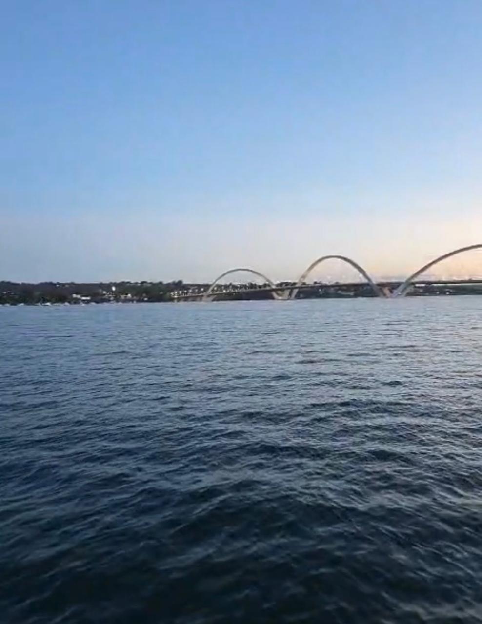 Passeio ao pôr do sol no Lago Paranoá