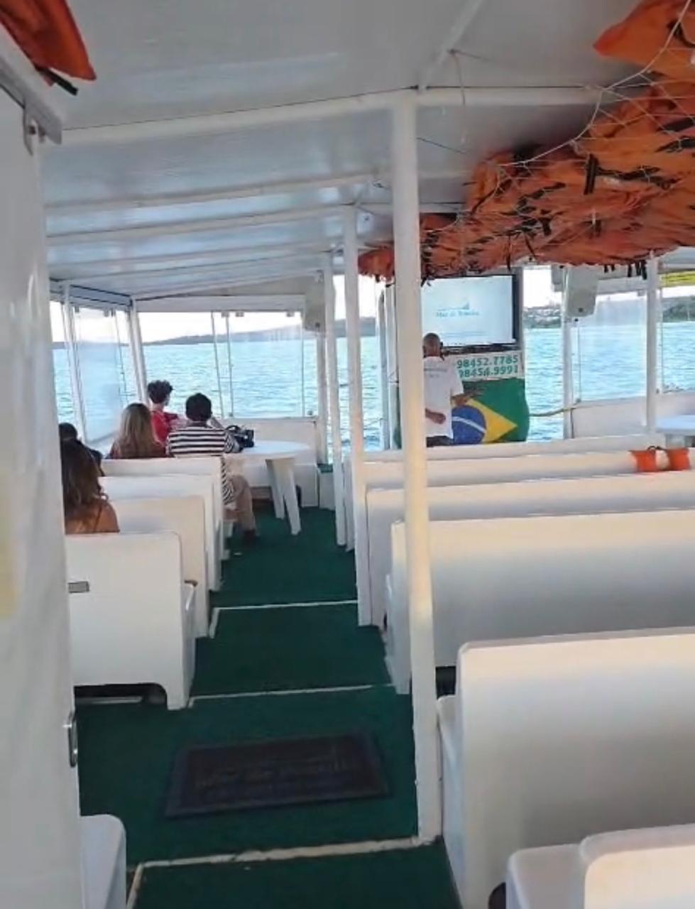 Passeio cultural a bordo no Lago Paranoá